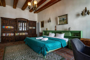 Traditional House in Old Town with terrace by MM Host